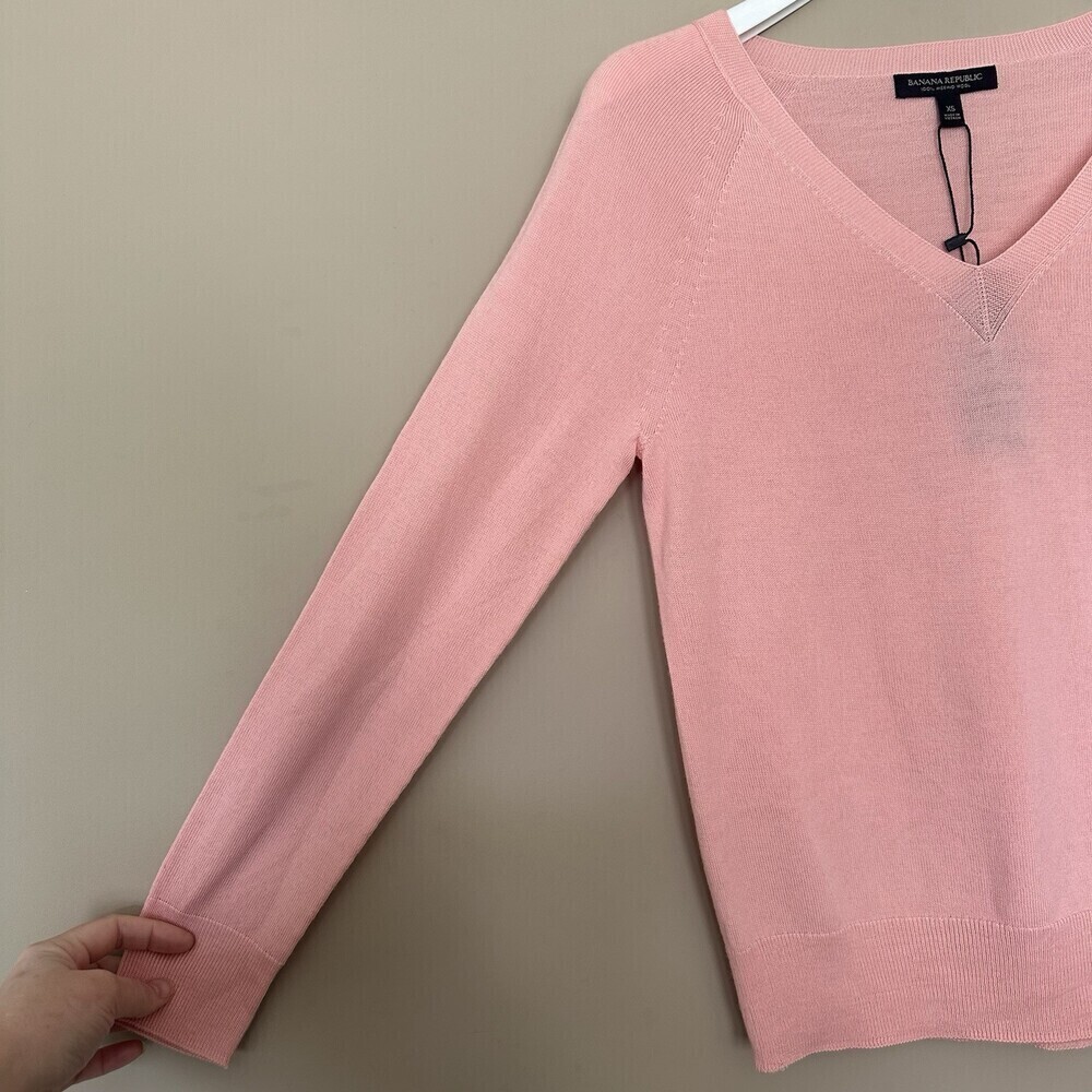 NWT Banana Republic 100% Merino Wool Vneck Sweater Women XS Light Weight Pink - Picture 4 of 12